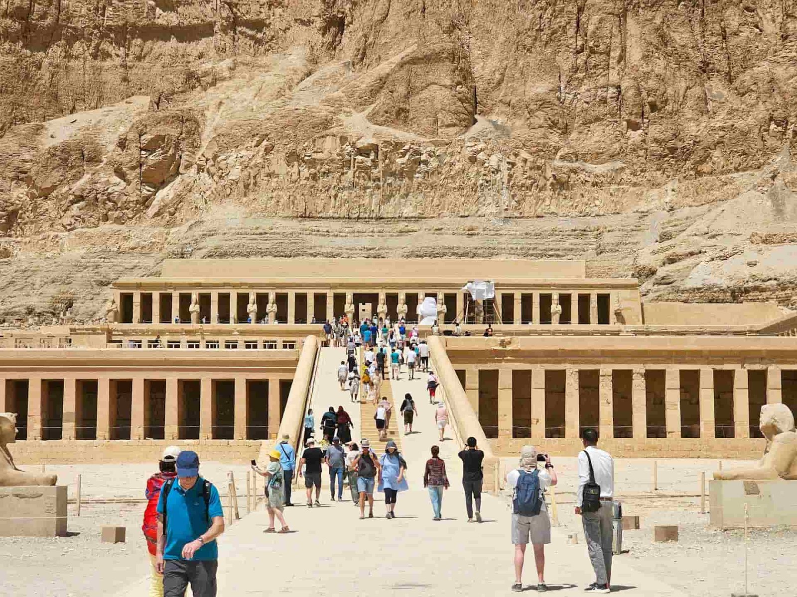 Tourists discovering the history of Luxor during a guided Egypt tour